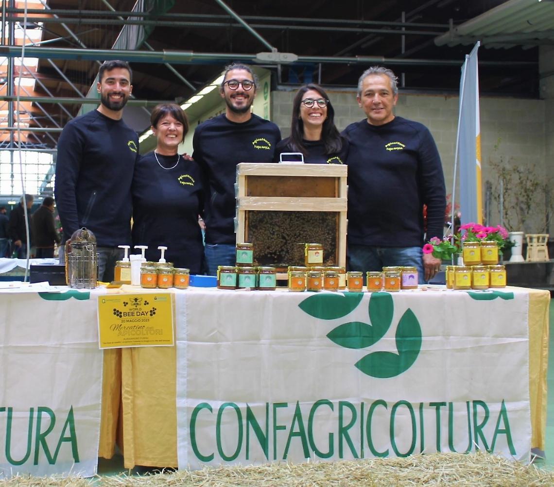 Apicoltura L' APE AMYCA