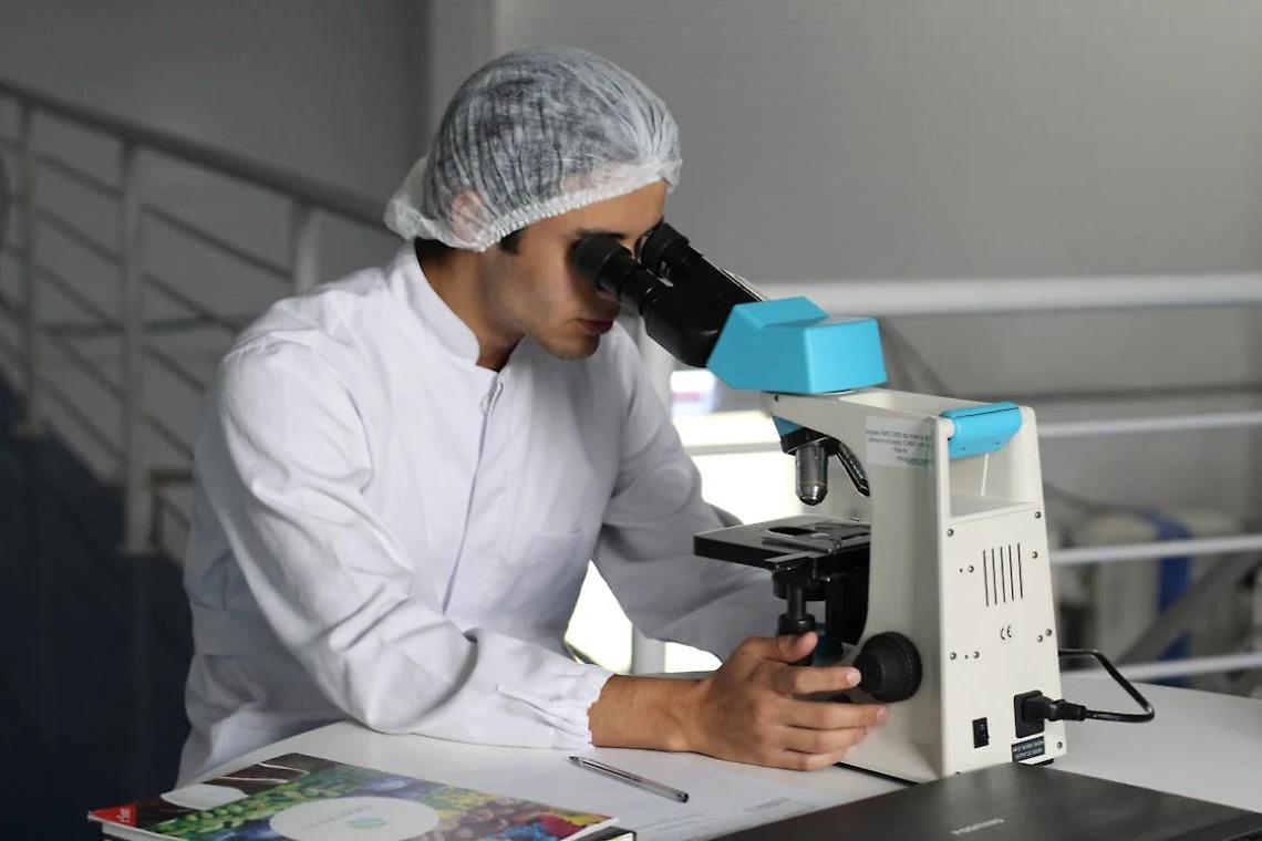Un tecnico al microscopio