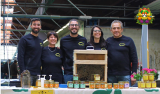 Alessandro (al centro) con la sua famiglia