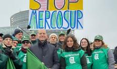 Agricoltori in piazza a Strasburgo contro l'accordo Ue-Mercosur